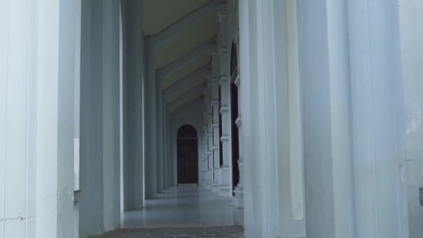古建筑设计中的拱形走廊建筑。长巴洛克式的拱廊柱廊外观。古色古香的设计与走廊拱门的角度. — 图库视频影像