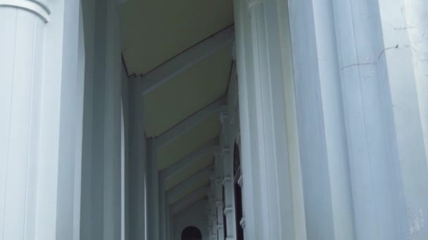 Architettura del corridoio ad arco sassoso in stile antico edificio. Lungo portico barocco colonnato esterno. Design antico con prospettiva ad arco corridoio . — Video Stock
