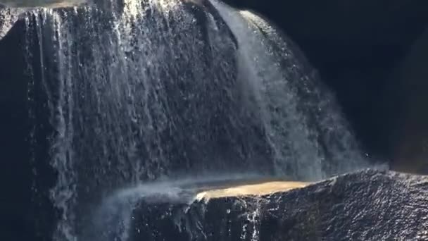 Éclaboussures d'écoulement d'eau sur les pierres dans la cascade de montagne. Cascade coulant sur les rochers dans la rivière de montagne. Ruisseau d'eau dans un ruisseau pierreux en forêt tropicale .