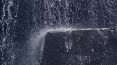 Su akışı taş dağ şelale sıçramasına. Buzlu akan nehir dağ. Yağmur ormanlarında Watefall akışı.