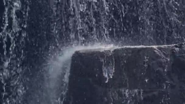 Proud vody stříkající na kameny v horských vodopád. Horská řeka, která teče na skalách. Watefall stream v deštný prales. — Stock video