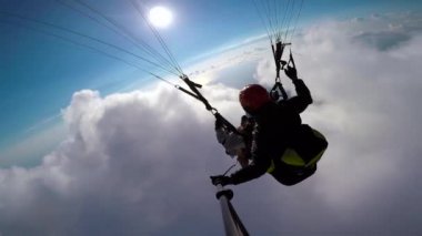 Gökyüzünde paraplane üzerinde uçan adam paraşütler, bulutlar ve manzarası manzara. Bakış açısı selfie eylem kamera paraşütler paraplane üzerinde uçan. Aktif spor ve ekstrem hobi.