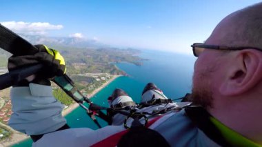 Paraplane gökyüzü, bulutlar ve manzarası peyzaj üzerinde uçan adam. Bakış açısı yamaçparaşütü paraplane üzerinde uçan. Paraşütle atlama, paraşütle atlama kavram. Aktif spor ve ekstrem hobi.