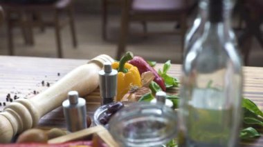 Taze Bulgar biber, domates, sarımsak, tuz, biber, zeytin yağı ve salata için balsamik sirke. Taze sebze ve baharat gıda hazırlama restoran mutfak ahşap tablo.