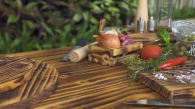 Sebze, parmesan peyniri ve masada yemek pişirmek için otlar kapatın. Tecking atış sebzeler, otlar, baharatlar, zeytinyağı, tuz, biber Akdeniz mutfağı yemek pişirmek için.