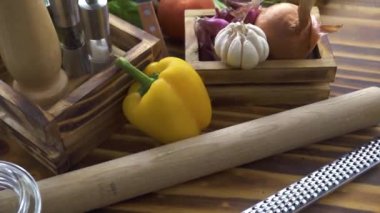 Taze sebze ve düşük kalorili diyet için baharat. Malzemeler için sağlıklı ve fitness diyet. Sebze, peynir parmesan, ot ve baharat İtalyan yemeği yemek pişirmek için. Akdeniz mutfağı kavramı.