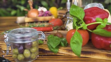 Ahşap masa üzerinde renkli sebze kompozisyon. Taze sebze sağlıklı yemek pişirmek ve diet gıda. Makarna, pizza, pesto hazırlık için Delisious malzemeler. İtalyan ve Akdeniz mutfağı kavramı