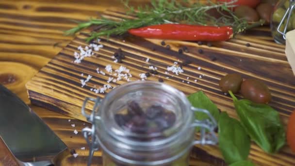 Legumes frescos pimenta, tomate, cebola, alho e ervas alecrim, sal, azeitonas para cozinhar tiro rastreamento. Close up legumes e temperos para cozinhar alimentos . — Vídeo de Stock