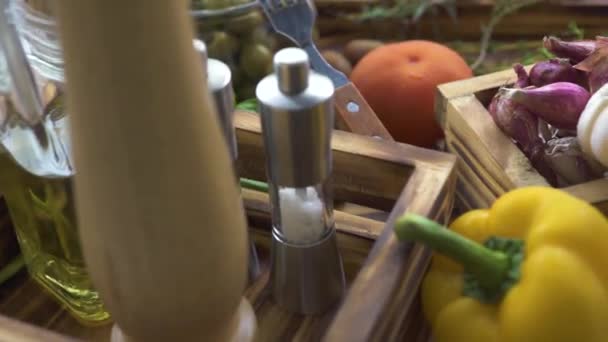 Olijfolie, zout, peper, kruiden, kruiden en verse groenten, tomaat, ui, knoflook voor het koken van tracking shot. Close-up van groenten en kruiden achtergrond op keuken. — Stockvideo
