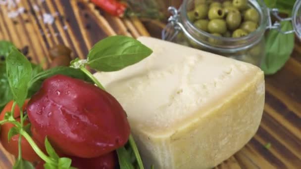 蔬菜沙拉和意大利面食的食品成分在木桌上 新鲜蔬菜 奶酪和地中海美食的调味料 跟踪拍摄五颜六色的蔬菜和食物背景 — 图库视频影像