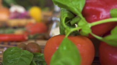 Mutfak masasının üzerinde sebze arka plan kapatın. Taze sebze, baharat pişirme pizza, Makarna İtalyan restoranı. Sağlıklı gıda ve fitness diyet için madde.