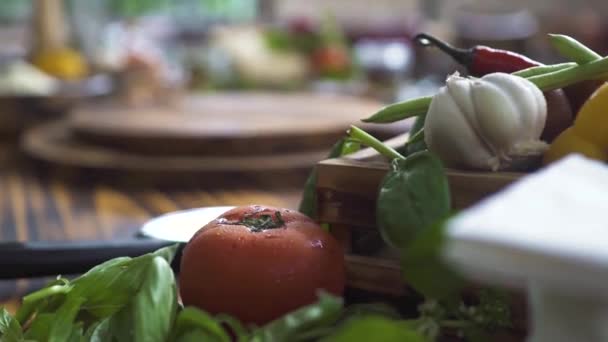 Close-up van groenten samenstelling op houten tafel. Verse groente voor de mediterrane keuken. Ouderwetse ingrediënten voor Italiaanse pasta, pizza. Gezond en dieet eten. Koken en voedsel bereiding. — Stockvideo