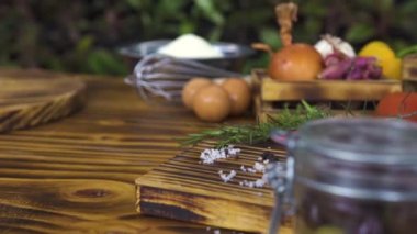 Gıda kompozisyon renkli sebze, baharat, un ve yumurta ahşap masa üzerinde. Vegetale arka plan izleme atış. Mutfak masasına yemek yemek için madde. Sağlıklı beslenme ve diyet.