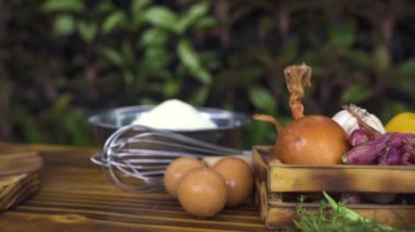 Makarna yemek için taze madde kapatın. Gıda kompozisyon izleme atış. Sebze, baharat, un, yumurta, peynir ahşap masa üzerinde İtalyan pizza için. Medeterranean mutfağı kavramı.