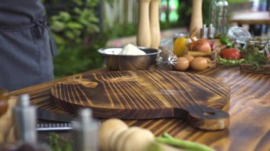 Sebze ve gıda yemek pişirmek için ahşap tahta üzerinde çiğ tavuk fileto. Yemek pişirmek için taze tavuk fileto. Tavuk et, sebze, yumurta, un ve mutfak eşyaları arka plan. Hazırlık gıda kavramı.