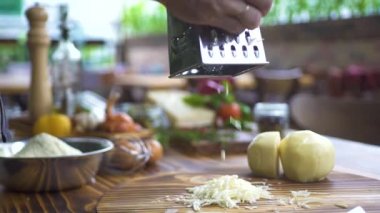 Izgara peynir rende yavaş hareket üzerinde. Süt Peynir rende yemek pişirmek için üzerinde ızgara kapatın. Akdeniz, Yunan ve İtalyan mutfaklarından yemekler için hazırlık malzemeler. Yemek makarna, pizza, salata, lazanya.