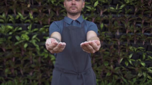 Homme boulanger applaudissements mains avec de la farine dans la boulangerie. Faites cuire la farine tout en préparant des pizzas, des pâtes, du pain à pâtisserie et des pâtisseries. Cuisiner préparer la pâte . — Video