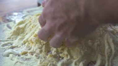 Erkek el un ve tavuk yumurta ile hamur yoğurma kapatın. Şef yemek mutfak masasında yapma hamur. Ağır çekim işlemi ev yapımı yapım pasta. Pişirme fırın ürünleri, gıda kavramı.