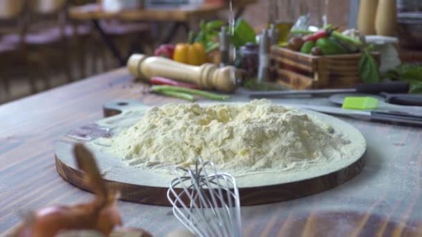ベーカリー キッチン スローモーションで準備生地の小麦粉で水。ピザ、パスタ、スパゲティ、木製のテーブルに菓子の生地を作るプロセス。調理食品のコンセプト。テーブルの上はベーキング成分. — ストック動画