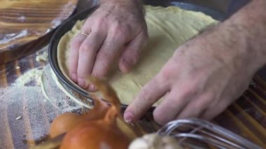 Baker el hamur pasta için fırın tepsisinde koyarak kapatın. Pizza makinesi İtalyan Pizza Hamur yapma. Işlem hazırlama geleneksel pizza pizzacı. Yemek pişirme, pasta, kek. Gıda kavramı.