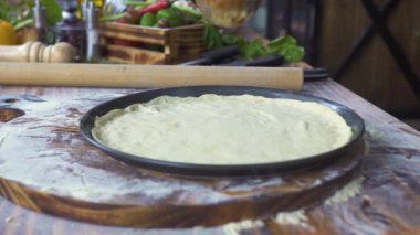Pizza makinesi Pizza domates soslu İtalyan restoranında yapma. Profesyonel pizzaillo pizzacı geleneksel pizza yemek. İtalyan gıda, ulusal mutfağı kavramı pişirme işlemi.
