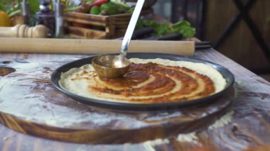 İtalyan Pizza domates makarna Pizza yemek Pizzaillo. Şef geleneksel tarifi yemek hazırlama pizza yemek. İtalyan gıda, ulusal mutfağı yapma işlemi. Yemek hazırlamak kavramı.
