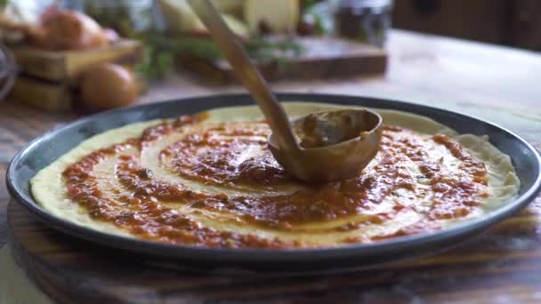 Chef haciendo pizza italiana con pasta de tomate en pizzería. Pizza fabricante de cocina en la receta tradicional italiana. Procesar la preparación de alimentos, cocina nacional. Concepto de cocina . — Vídeos de Stock