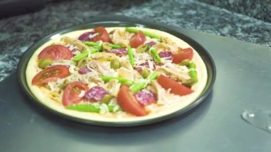 Biberli ve mutfak domates Pizza küreği Restoran fırında pişirme için. Yemek pişirme kavramı. Geleneksel İtalyan pizza pizzacı mutfakta hazırlanması.