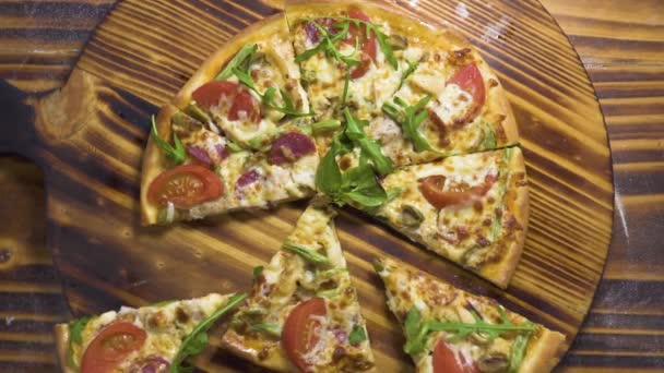 Mensen Handen Nemen Segmenten Hete Pizza Uit Houten Tafel Bovenaanzicht — Stockvideo
