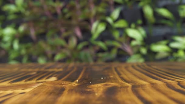 レッド ホット ペッパー木製テーブル スローモーションで落ちる 新鮮な野菜の背景を閉じます ベジタリアンの健康的な食事と栄養 スパイシーな成分 ホットソース 食品のコンセプトの調味料 — ストック動画