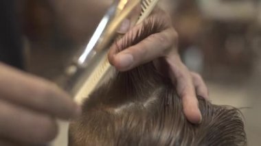 Penye ve kesme Kuaför saç erkek salonda makas yakın çekim Kuaför ile ıslak. Çocuk saç kesimi saç makas ile. Küçük çocuk Kuaförler Berber Dükkanı olarak. Çocuk saç kesimi kavramı.