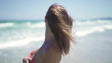 Genç kadın mavi deniz arka plan üzerinde bikini kapatın. Portre yaz deniz plaj ve mavi deniz manzara üzerinde poz güzel genç kadın.