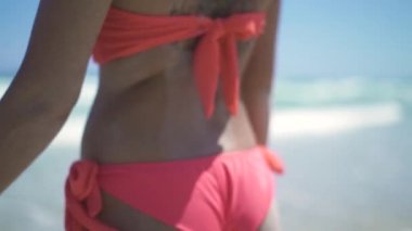 Bikini ve mavi deniz ve kumsal manzarası poz vücudunda dövme çekici genç kadın. Seksi güzel kadın yaz bikini deniz plaj ve turkuaz su arka plan.