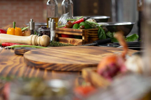 Taze sebze, baharat ve otlar ahşap masa üzerinde gıda kompozisyon. Closeup sebze ve lokanta mutfağı Akdeniz mutfağından için madde. Sağlıklı beslenme, fitness, diyet kavramı