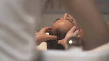 Kadın saç Kuaför Salon yakın Kuaför saç spa salonda için tedavi maskesi ile baş masajı yapıyor kadar yıkarken baş masajı almak. Güzellik stüdyosu profesyonel bakım.