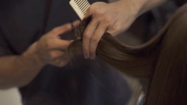 Kadın saç yakın çekim. Hairdresse kesim saç Güzellik Studio Kuaför makasla. Kuaförü Kuaför Salonda kadın saç kesimi yapıyor. Güzellik ve stil kavramı.