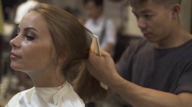 Kuaför saç Güzellik salonda kadın saç kesimi için ayrılık. Kuaför saç Kuaför Salon tarama. Berber dükkanı kadında. Güzellik ve bakım. Kadın saç modeli kavramı.