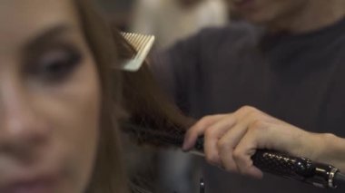 Kuaför Saç tarama ve saç demir saç Güzellik salonda süre ile doğrultma. Kadın saç berber dükkanı olarak. Kuaför saç uzun saçlı kadın için kuaförlük Studio'yu oluşturma.