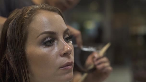 De jonge vrouw gezicht terwijl de lange haren knippen in dressing salon close-up Portret vrouw ontvangen kapsel in de schoonheidssalon. Beroeps haardracht en verzorging. Beauty en mode. — Stockvideo