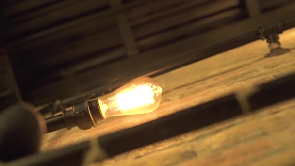 Éclairage intérieur de la lampe lumineuse suspendue au mur de briques. Lumière brillante de la lampe à incandescence sur le mur. Ampoules vintage en tungstène dans la chambre. Éclairage design intérieur. Décor lustre rétro . — Video