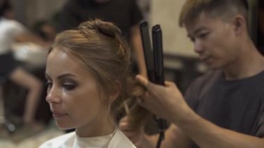Kuaför Güzellik Salonu saç için saç tarama. Kuaför saç tarak Kuaför Salon ile tarama. Kadın saç şekillendirme. Güzellik ve bakım. Kadın saç modeli kavramı.