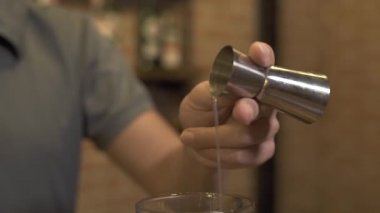 Barmen, alkollü kokteyl bar restoran sayacı yapma. İçki bardağına tablo akşam cafe bar kokteyl hazırlarken dökme barmen.