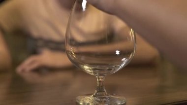 Buz cam yapmadan önce sayaç restoran bar kokteyl koyarak barmen. Buz ile alkollü kokteyl parti akşam ise tablo bar cam yapma barmen kapatın.