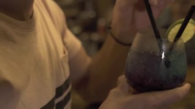 Yakışıklı adam saman bar counter akşam barda alkollü kokteyl içme. Genç adam kafede cam kokteyl içme kapatın.