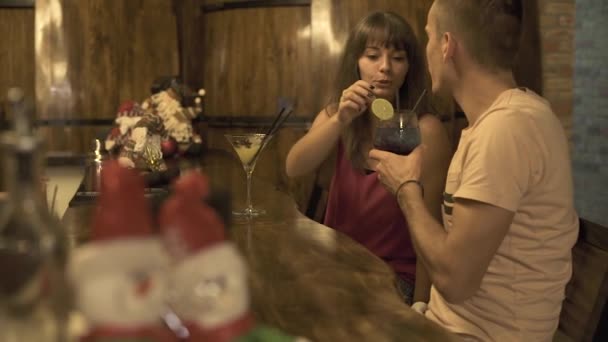 Pasangan romantis pria dan wanita minum koktail di bar counter saat bertemu di restoran. Pasangan muda pacar dan pacar minum koktail di kafe pada tanggal romantis . — Stok Video