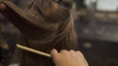 Penye ve saç demir güzellik Studio ile saç düzleştirme Kuaför. Kuaförü Kuaför Salon sıcak maşa ile kadın saç modeli yapmak. Berber kavramı. Güzellik ve erkek saç modeli.