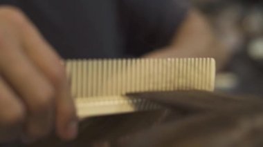 Saç tarama ve saç demir saç Güzellik salonda süre ile düzleştirme kapatın. Kadın saç berber dükkanı olarak. Kuaför saç uzun saçlı kadın için kuaförlük Studio'yu oluşturma.