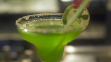 Alkollü Kokteyl dekorasyon ayakta üzerinde sayaç pub bar meyve. Restoranda içki içtiğim için yeşil ve turuncu meyve kokteyli yakın çekim.