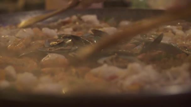 Mosselen, garnalen en inktvis op voor paella pan koken. Cook voorbereiding vis paella in Spaans restaurant. Koken voedsel concept. Traditionele keuken van Spanje. — Stockvideo