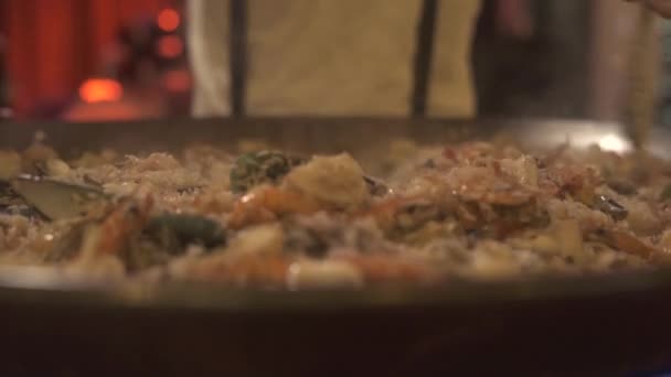 Matlagning skaldjur paella med räkor och musslor i stekpanna. Koka blandning spansk paella på restaurangkök. Matlagning matkoncept. Traditionella Spanien rätter. — Stockvideo